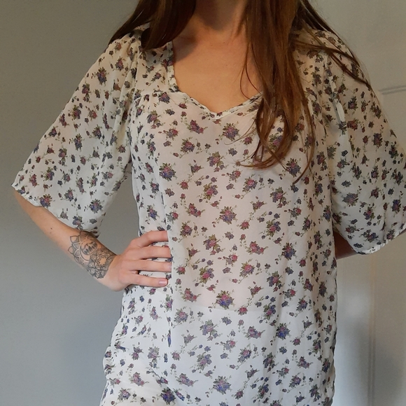 Everly Sheer Floral Blouse - Picture 5 of 5